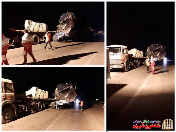 تصادف تریلی با اتوبوس در محور نطنز