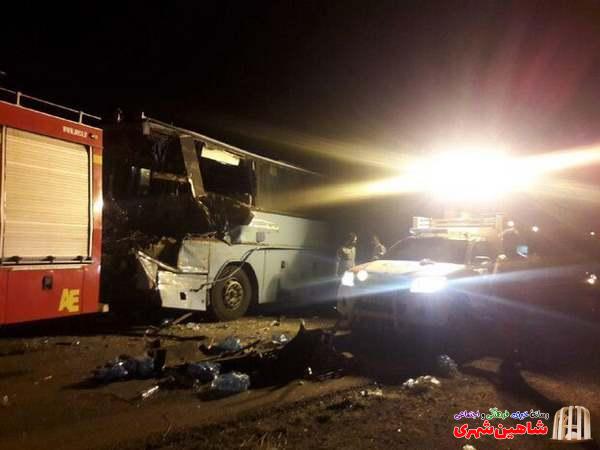 تصادف تریلی با اتوبوس در محور نطنز