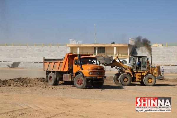 بهسازی چمن ورزشگاه ملت شاهین شهر اصفهان